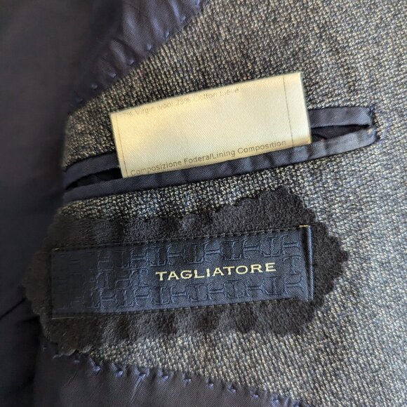 TAGLIATORE - 2-piece wool blend suit - Sz 52/9 - Picture 6 of 15